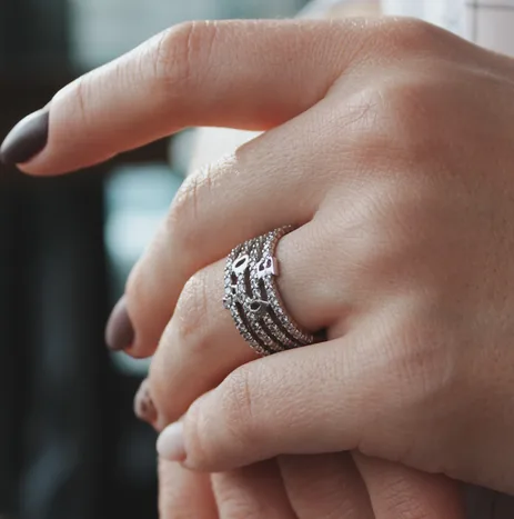 Detalhe de anel e unhas